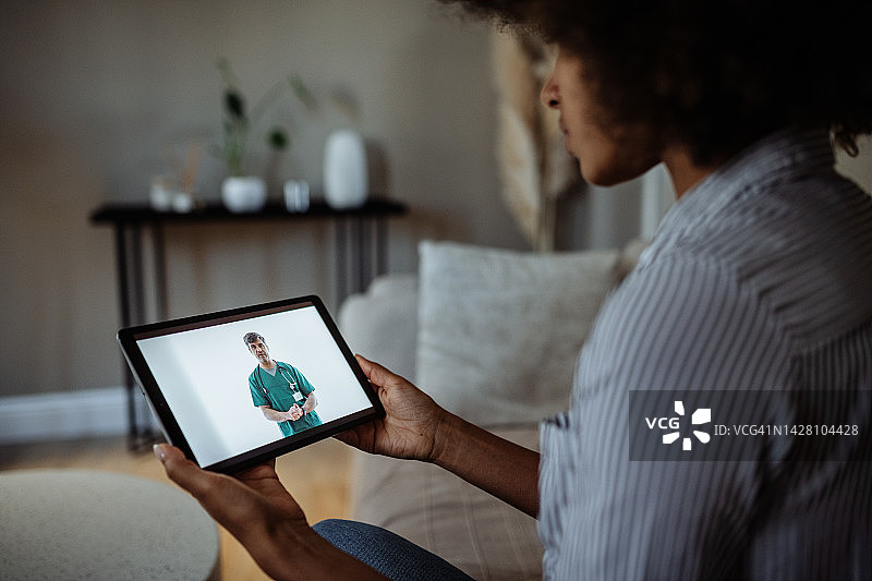 多民族女性与医生进行在线医疗检查。远程医疗和在线医疗图片素材
