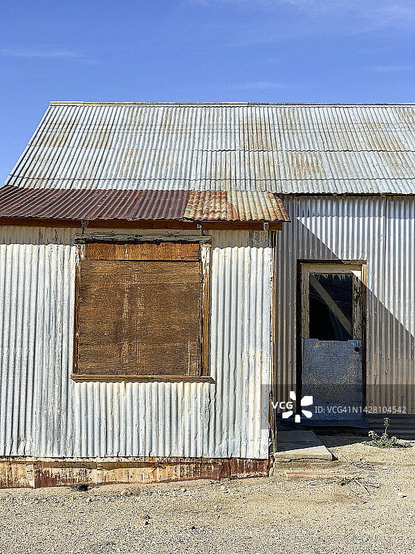用木板封起来的波纹铁皮棚图片素材