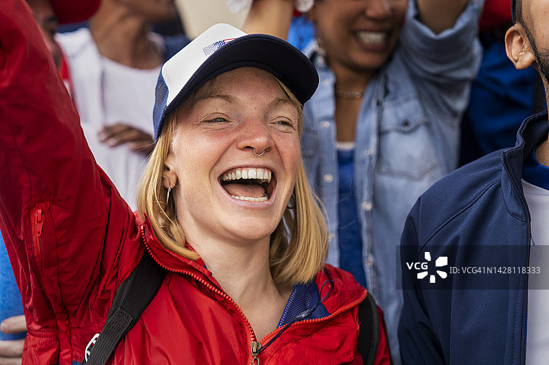 在足球比赛中欢呼的快乐美国女性图片素材