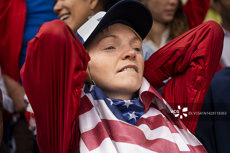 年轻女球迷失望抱头图片素材