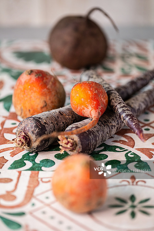 紫色胡萝卜和黄色甜菜图片素材