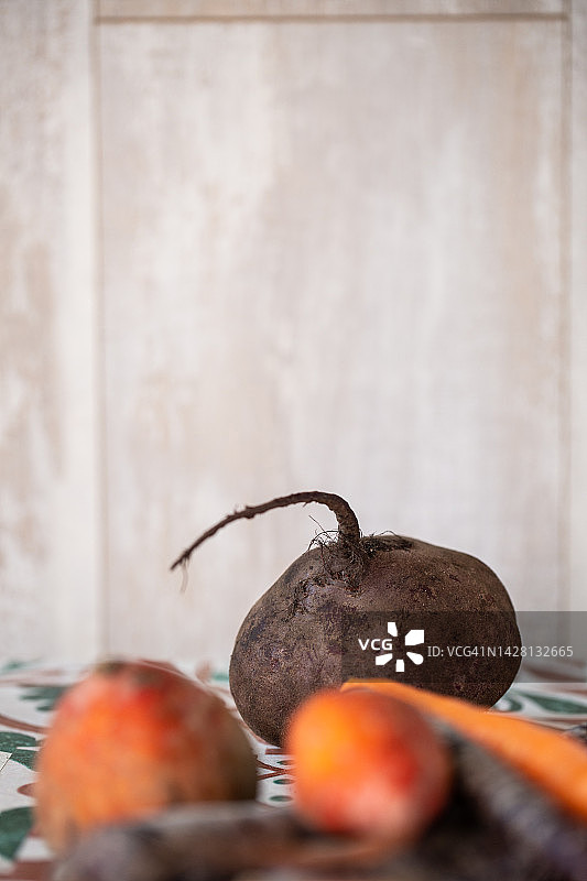 紫色胡萝卜和黄色甜菜图片素材