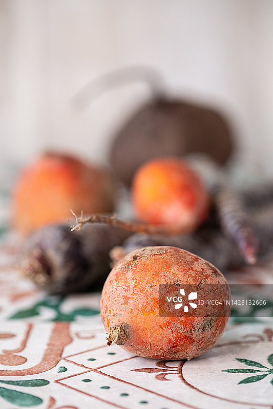 紫色胡萝卜和黄色甜菜图片素材