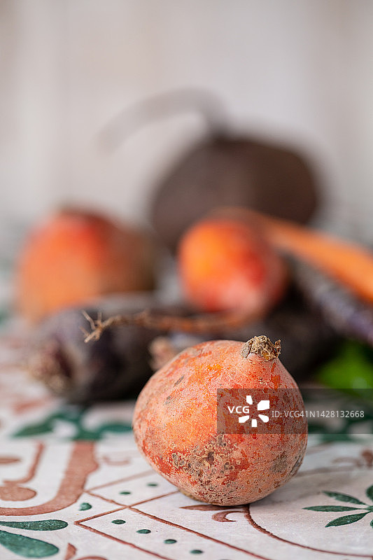 紫色胡萝卜和黄色甜菜图片素材