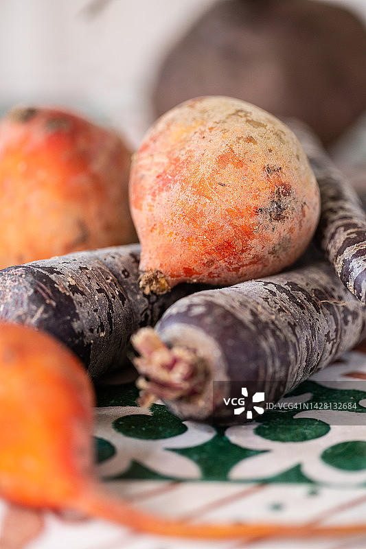 紫色胡萝卜和黄色甜菜图片素材