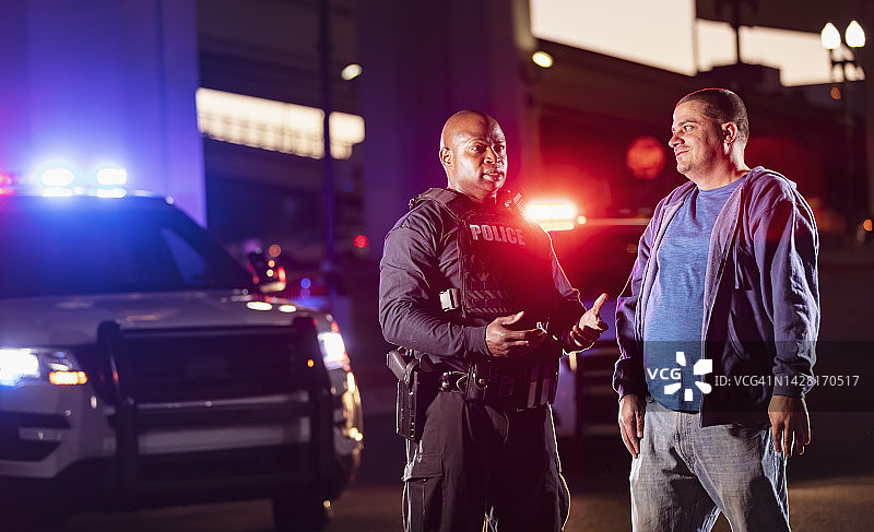 警务人员询问嫌疑人或证人图片素材