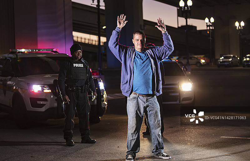 嫌疑犯在夜晚向警察自首图片素材