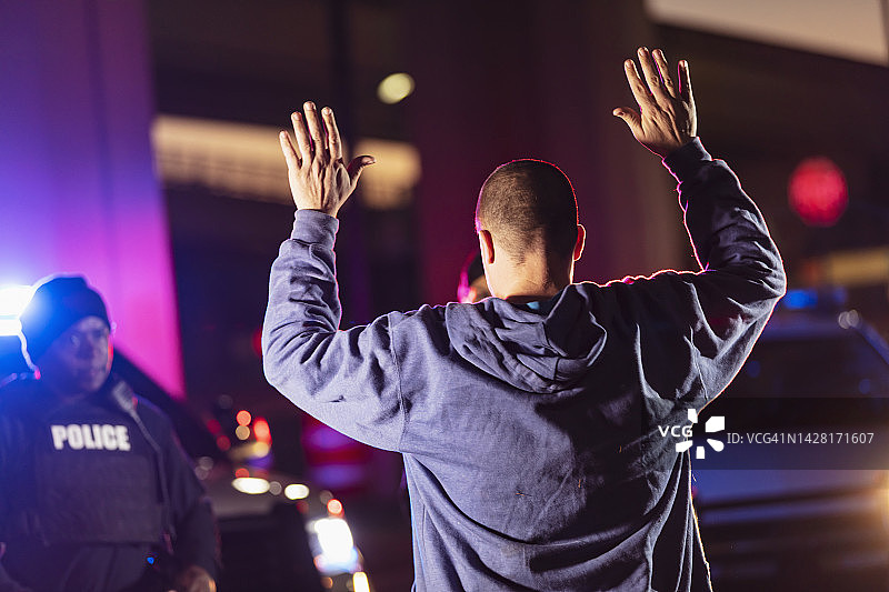 男子在夜晚向警察自首图片素材
