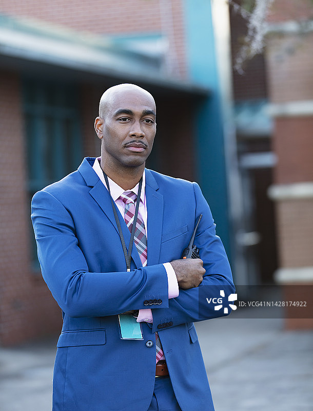 非洲裔学校校长在教学楼外图片素材