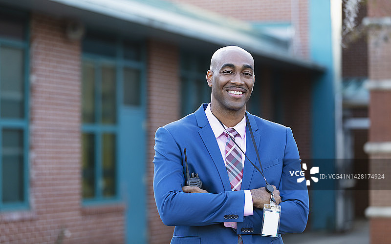 非洲裔学校校长在教学楼外图片素材