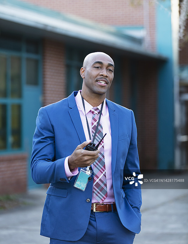 拿着对讲机的非洲裔学校校长图片素材
