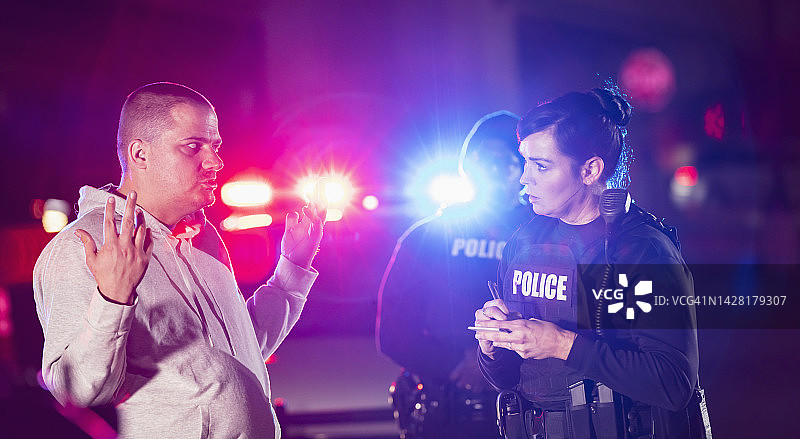 警察向证人或受害者取证图片素材