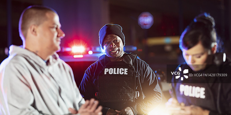 警察向证人或受害者取证图片素材