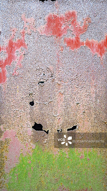 法国巴黎的带孔、地衣和风化红色油漆的生锈金属板图片素材