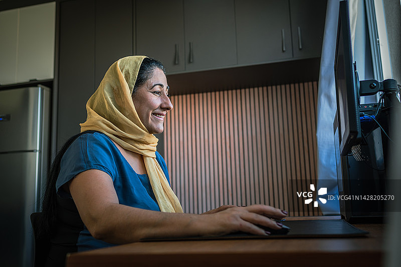 在家工作的黎巴嫩妇女图片素材