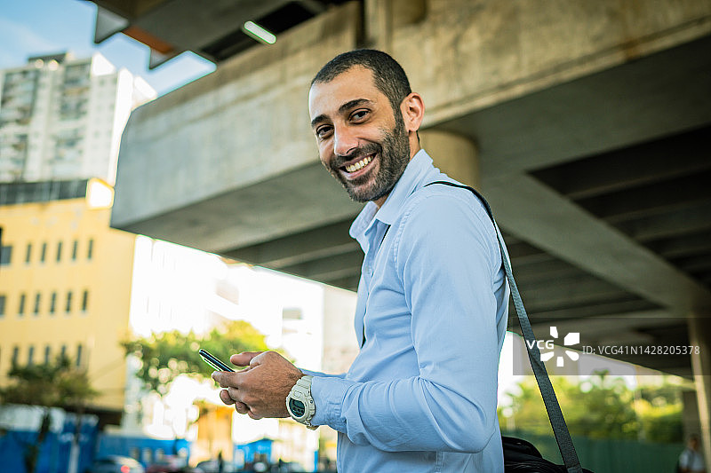 黎巴嫩男子在街上使用手机图片素材