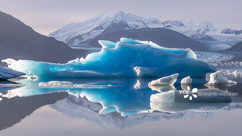 阿拉斯加帕尔默克尼克冰川附近的冰山图片素材