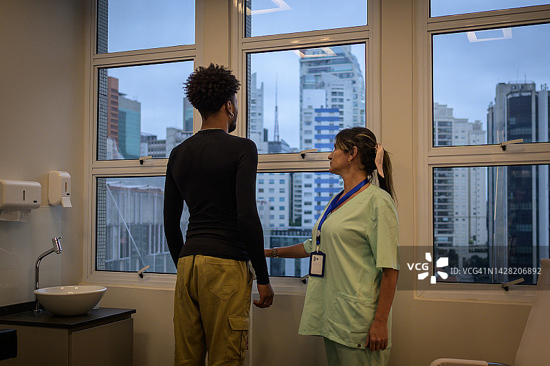 查看病人体重图片素材