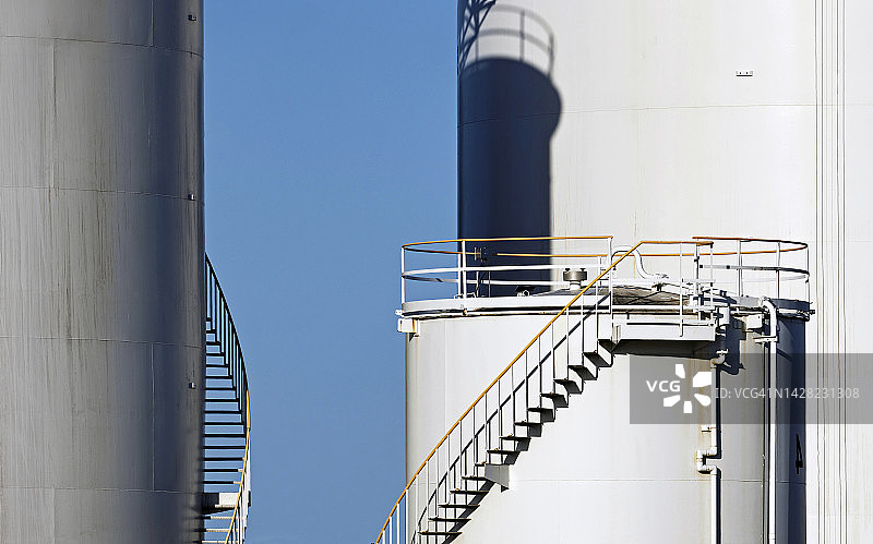 蓝色天空下的工业储油罐图片素材