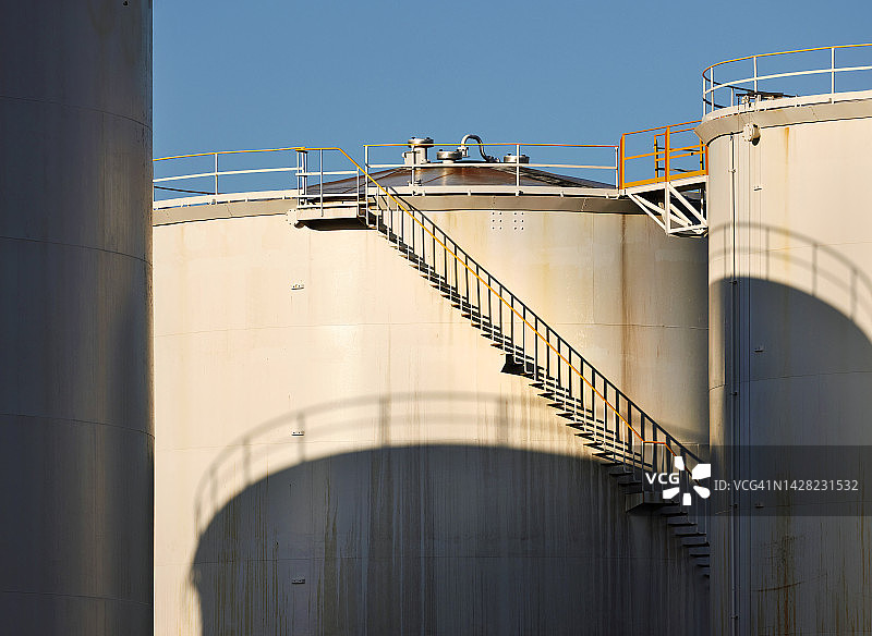 储油罐和楼梯走道图片素材