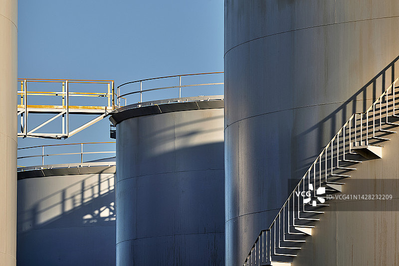 储油罐楼梯走道与蓝天图片素材