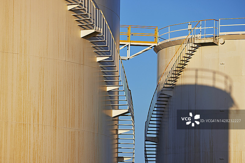 蓝色天空下的储油罐阶梯图片素材