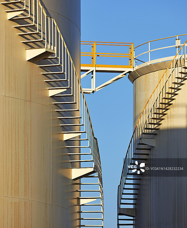 油罐上的阶梯走道与蓝天图片素材