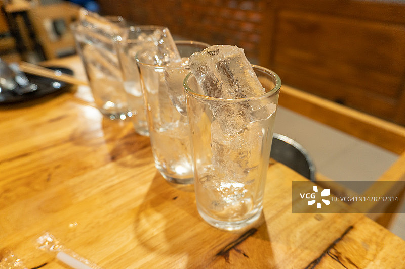 玻璃杯中的冰块图片素材
