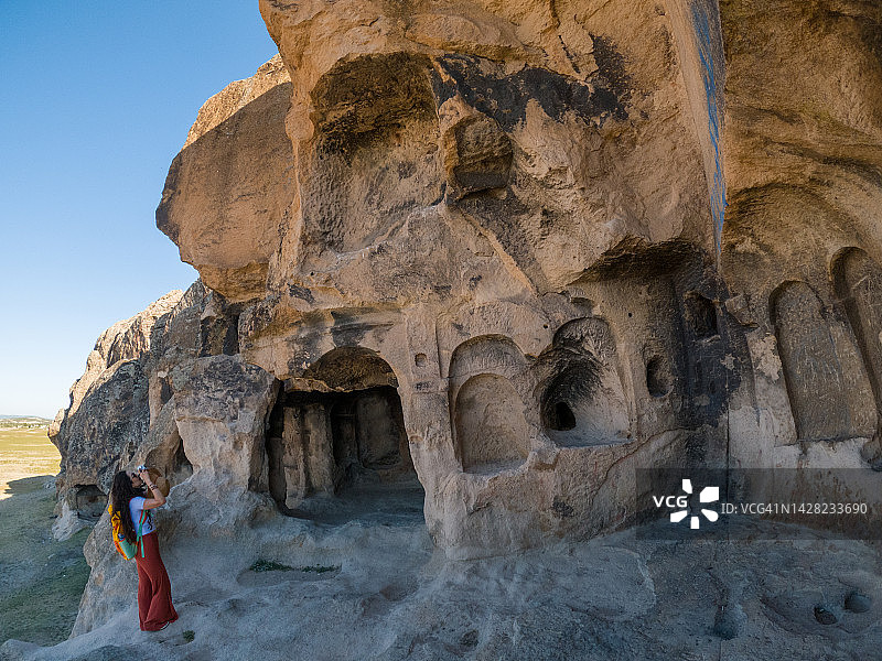 旅行摄影师在土耳其弗里吉亚山谷拍摄Gerdekkaya纪念碑图片素材