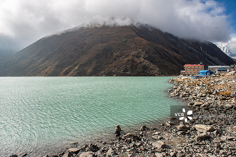 Gokyo Ri景色，以及珠穆朗玛峰地区最高的淡水湖泊Gokyo湖，位于尼泊尔珠穆朗玛峰西侧图片素材