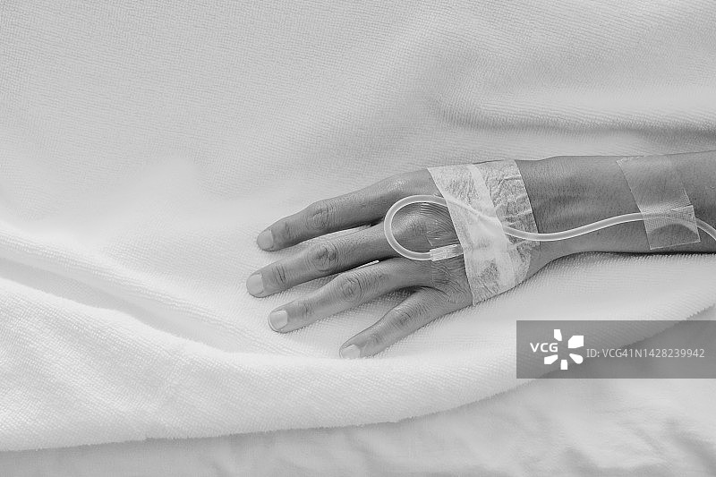 正在医院病床上接受静脉输液的身份不明的女病人图片素材