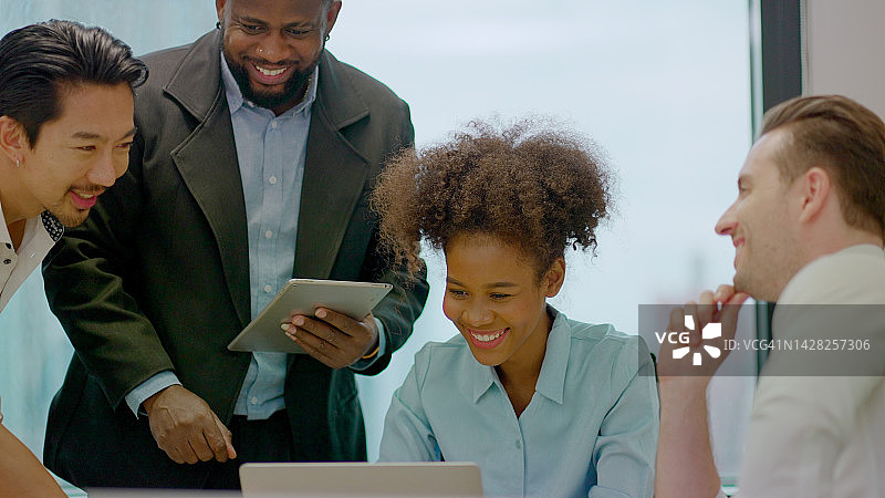 多元化商务人士在办公室开会，讨论工作流程和业务战略图片素材