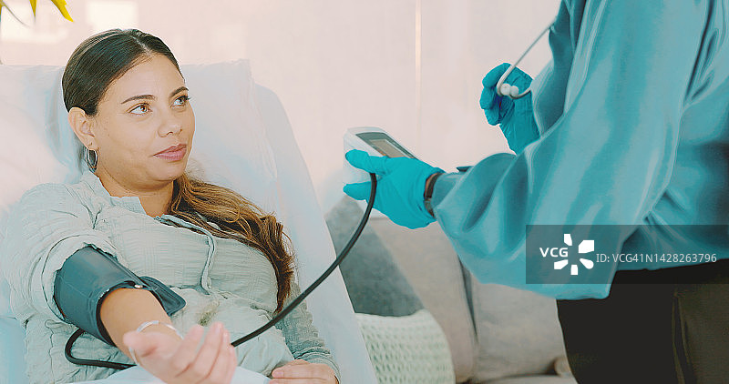 妇科医生检查孕妇血压，高血压和糖尿病，医疗咨询和诊所服务。医生测量手臂脉搏，孕妇健康和孕产妇检查图片素材