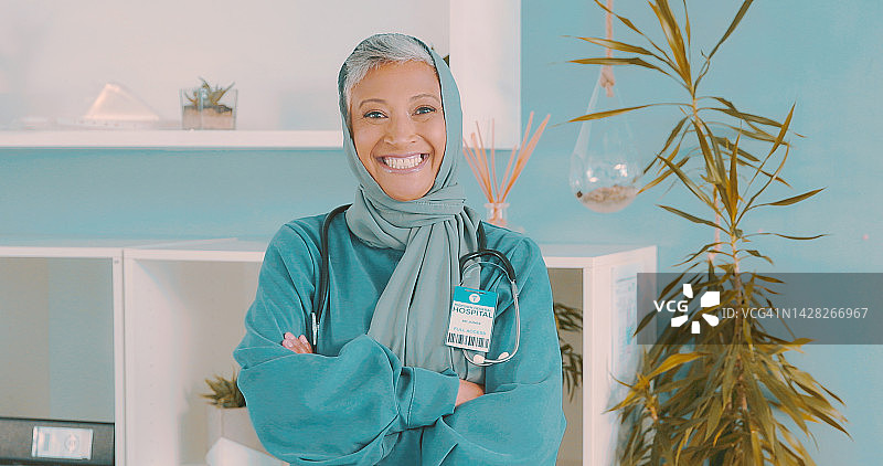 来自以色列的穆斯林女医生在医院或诊所里笑容满面图片素材