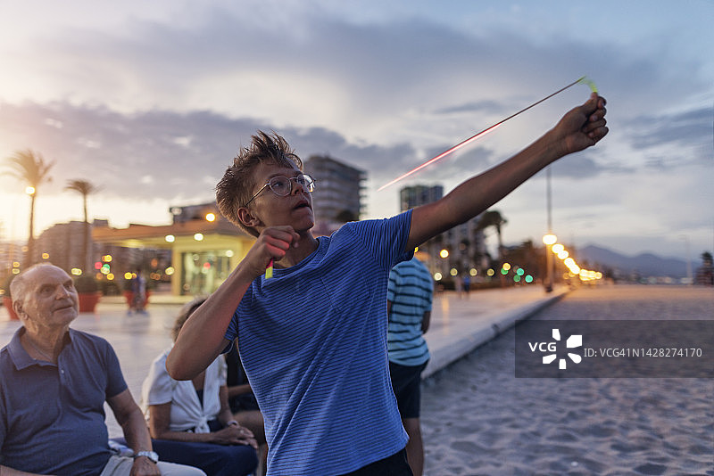 青少年男孩玩LED灯弹弓图片素材