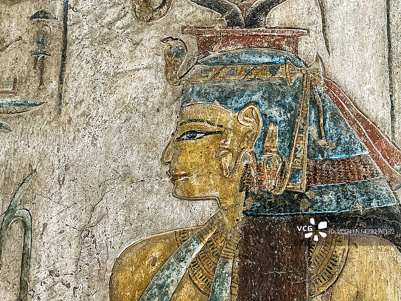 埃及卢克索神庙墙壁上女性法老头像的象形文字雕刻的超微距特写图片素材