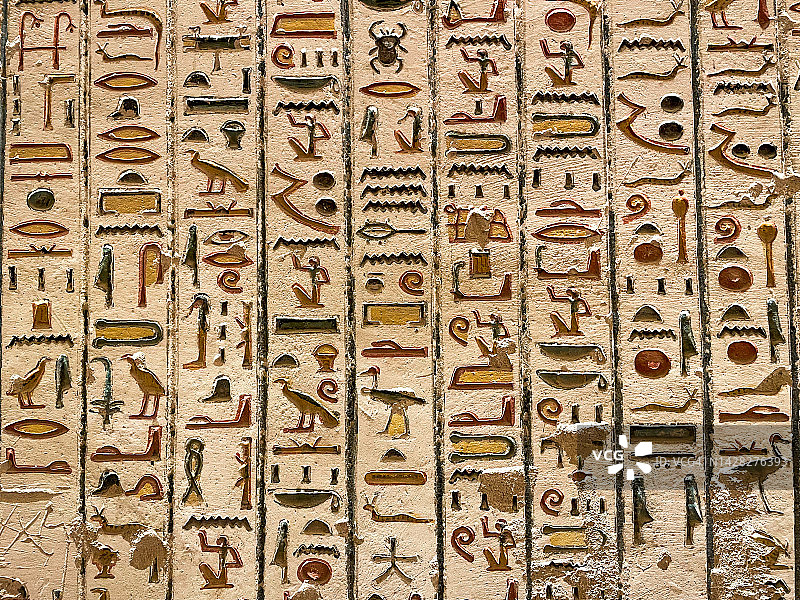 埃及卢克索神庙墙壁上的埃及象形文字石雕特写，古代神祇和宗教的石刻图像图片素材