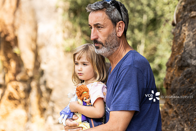 父女一起享受和分享夏日午后户外时光图片素材