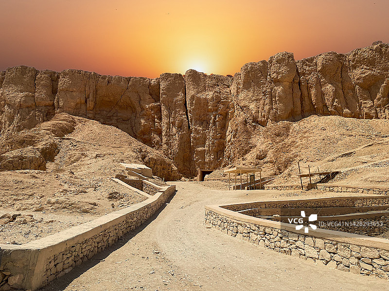 国王谷日落：埃及卢克索东岸古埃及文明神庙和象形文字雕刻图片素材