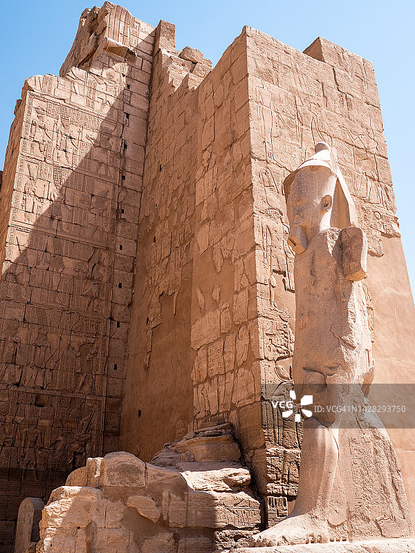 卡纳克巨柱在壮观日落下的微距特写。埃及卢克索古埃及文明神庙和象形文字雕刻场景图片素材