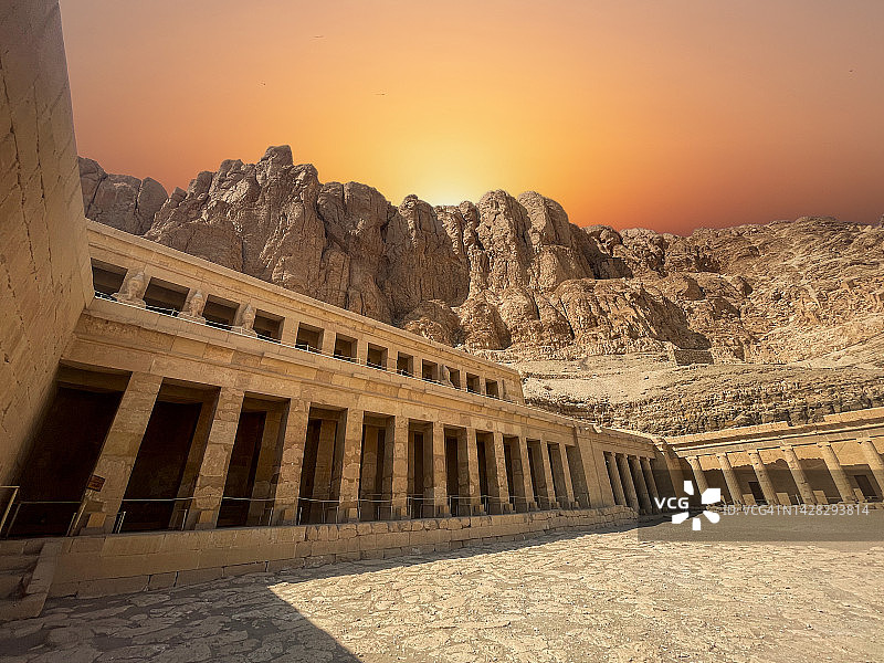 哈特谢普苏特女王神庙日落美景：卢克索代尔埃尔巴赫里悬崖下的新王国神庙和象形文字图片素材