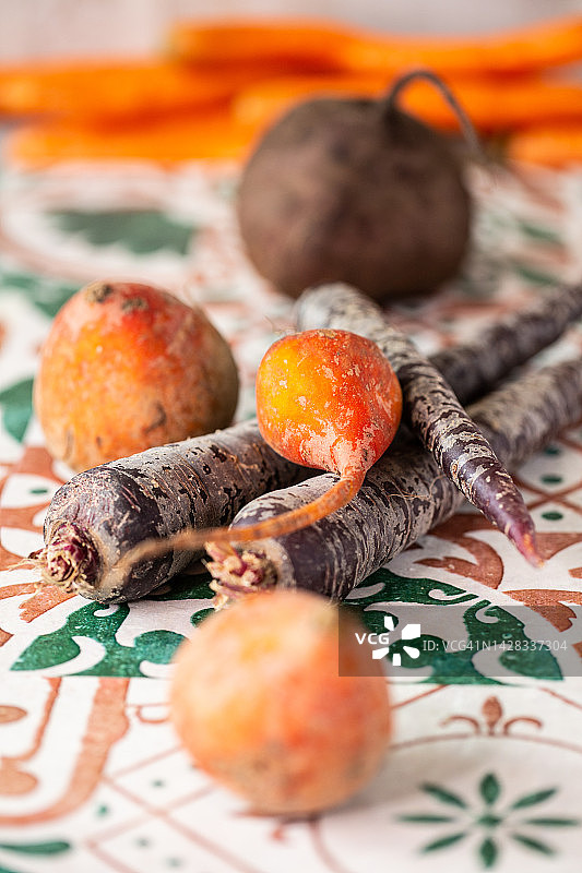 紫色胡萝卜和黄色甜菜图片素材