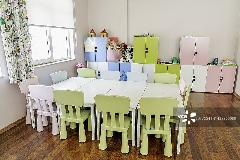 配有多彩椅子的幼儿园教室图片素材