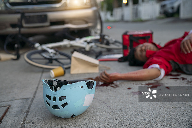 食品配送期间的汽车和自行车事故图片素材