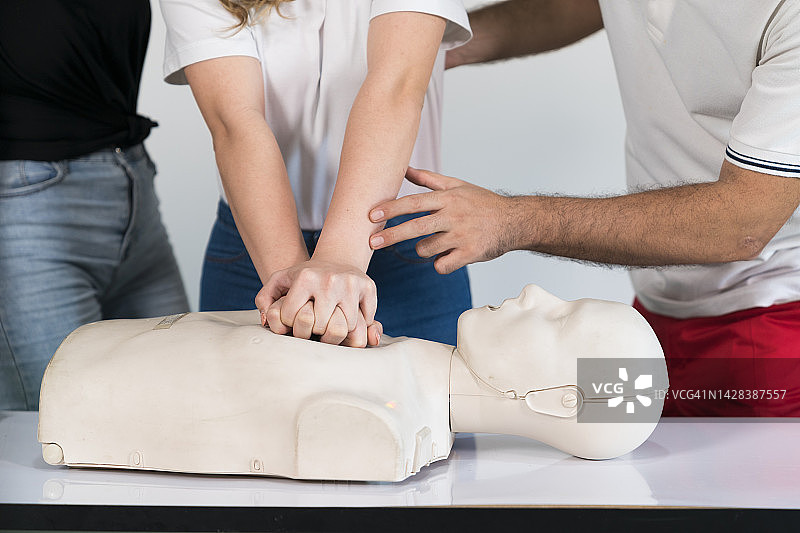 接受心肺复苏训练的学员进行胸部按压图片素材