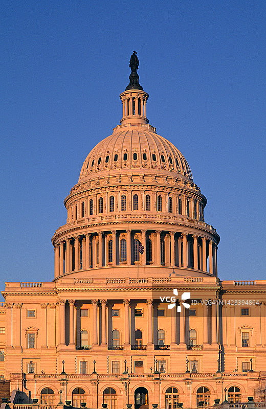 黄昏时的美国国会大厦图片素材