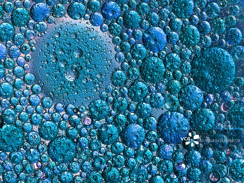 金属质感浓稠液体滴和气泡的特写图片素材