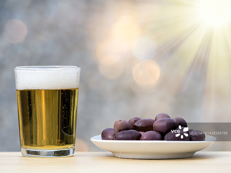露天酒吧露台上的啤酒和橄榄图片素材