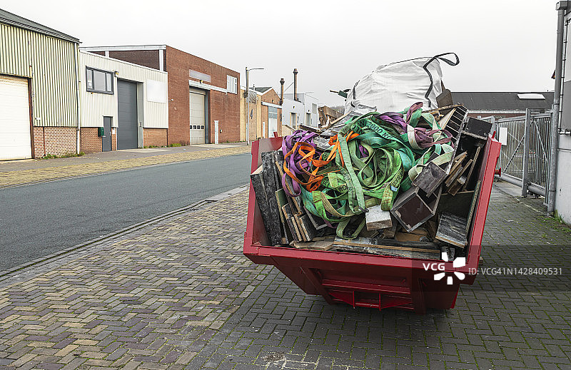 街边的红色集装箱图片素材