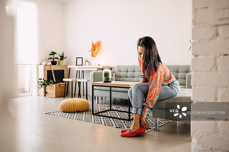 女人在家穿鞋图片素材